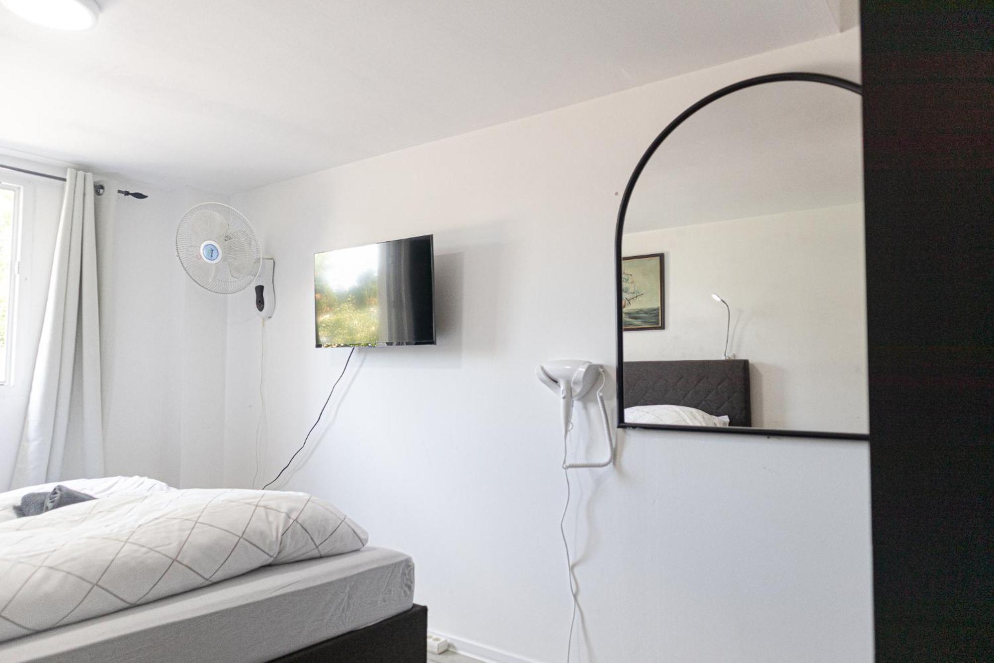 Exquisite In Shared With Garden & Parking *